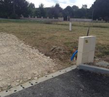 Voici notre terrain de 540m2 
compteur d'eau instaler et chemin d'acces