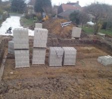 Fondation vue de face arrière

Avec chemin d'accés en haut a gauche (blanc)