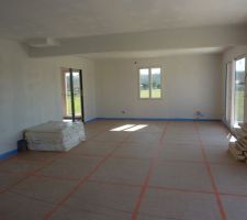 Pose de l'isolant au sol pour préparation sol chauffant