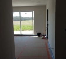 Pose de l'isolant au sol pour préparation sol chauffant