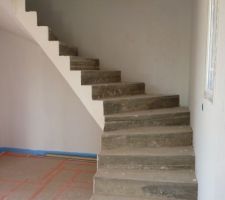 L'escalier s'intègre très bien dans ce hall d'entrèe