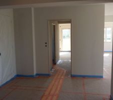 Pose des goulottes et de l'isolant pour le sol chauffant