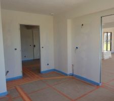 Une partie de la cuisine (sur la droite sortie d'eau pour le frigo américain "peut être)