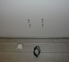 Pose des quatre chevilles Molly au plafond afin de fixer le support videoprojecteur.