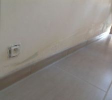 ...infiltration d'eau sous l escalier depuis juin 2013 sur le mur en platre