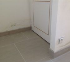 Sur l'autre mur près de la porte des toilettes, de l autre côté c est le cellier... Problème détecté depuis juin 2013 lors de nos travaux de peinture... Différentes interventions sans résoudre le problème. Intervention en janvier de notre chef de chantier qui a fini par casser le coffrage à l'intérieur des toilettes. Fuite enfin détectée ! il s'agissait du raccord entre les tuyaux de la canalisation de nos toilettes du haut qui n'était pas fixé correctement... une chasse d'eau tirée et l'eau passait dans la dalle. Imaginez le stress...
