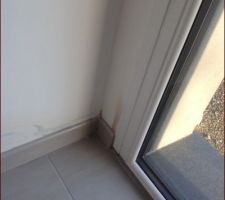 Et c'est arrivé jusqu'à l'entrée, de belles tâches marrons sur le placo, la peinture qui jaunie et qui cloque, esthétiquement, très original....