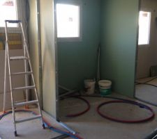 A gauche les WC et à droite la salle de bain.