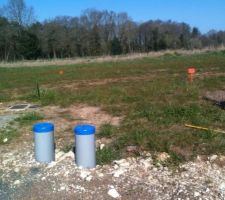 Entr&eacute;e du terrain (passage de 5 m x 11 m)
rien derri&egrave;re chez nous &agrave; part un champ...