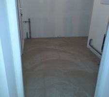 Pose du carrelage de la buanderie