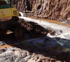 Réalisations du béton  de fondation sur l'arrière de la maison