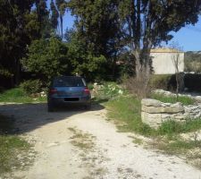 Notre voiture est stationnée presque à l'emplacement de notre futur garage :-)