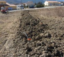 Au premier plan, mon repère pour le regard du tout à l'égout et mon tuyau d'arrivée d'eau potable