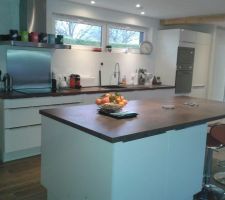 Cuisine AVIVA blanc laqu&eacute; et &eacute;lectrom&eacute;nager SMEG,cr&eacute;dence toujours pas choisie.