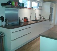 Cuisine AVIVA blanc laqu&eacute;, plan de travail effet m&eacute;tal rouill&eacute;