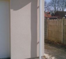ENFIN!! les goutières sont instalées (goutières blanche en alu)