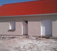 Et voilà la maison est terminée fin de la construction sous un soleil magnifique maintemant on attend la dernière visite avant la remise des clefs avec je pense quelques réserves reste à debarrasser le terrain