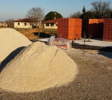 D&eacute;p&ocirc;t des briques sur la dalle