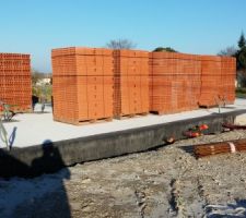 D&eacute;p&ocirc;t des briques sur la dalle