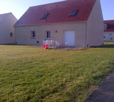 La pelouse est tondue et aplatie, et après étude de l'ensoleillement tout au long de la journée... nous pensons avoir choisi l'emplacements des futurs carrés potagers :)
