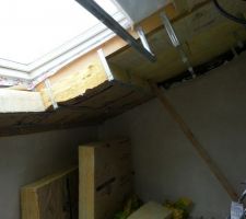 Voici notre isolation en laine isoconfort 35 de 100 mm   200 mm, pour un R total de 8,55.
Pas évident à poser la 200...
