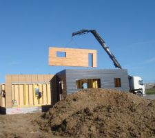 Oh, un mur volant !! fin de la pose des murs du rez de chaussée par une équipe de choc ! :)