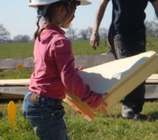 Il n'y a pas de petite main-d'oeuvre ! :) (je vous rassure c'était juste pour la photo !! :) ) aucun enfant n'a été exploité sur ce chantier :)