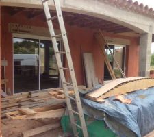 Pose des dernieres menuiseries avec du renfort