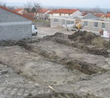 Vue sur l'implantation de la maison, de l'arrière du terrain, côté sud-est