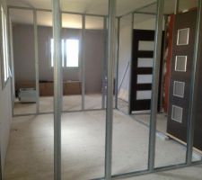 Pose des rails de cloisons et des portes d'interieur