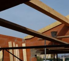 Début de la charpente tradi dans le garage - elle est là notre fameuse poutre!!