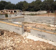 Arases, en arrière plan le mur qui est monté
