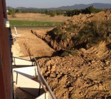 Terrassement fondation mur de refend pour étaler la terre et niveau avec la terre derrière accès au jardin par des escaliers