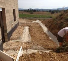 Terrassement fondations coulées pour le mur de refend pour étaler la terre de niveau avec la terre derrière (accès au jardin par des escaliers)