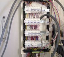 L'électricien s'attaque au tableau electrique