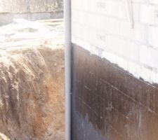 Tuyau d'a&eacute;ration pour le sous-sol, pr&ecirc;t pour reboucher la terre