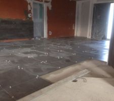 Sa yé c'est le grand jour le carreleur attaque le carrelage du salon