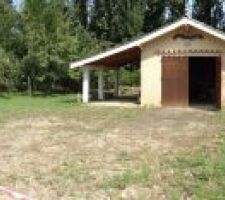 Le terrain avant la d&eacute;molition du garage.