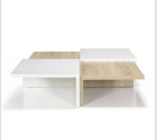 Table basse bois stratifié même couleur que le plan de travail de la cuisine pour un petit rappel de matière dans tout ce blanc !