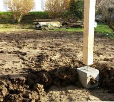 Terrain aplati mais vu la terre, on n'est pas prêt de faire pousser des tomates... Bon, il manque la terrasse !