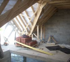 Petit tour à l'étage - vue sur une partie de la chambre de gauche coté rue