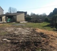 Terrain apr&egrave;s d&eacute;-racinage des arbres - r&eacute;alisation chemin acc&egrave;s chantier et raccordement eau/edf/telecom