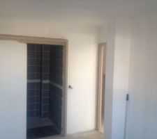 Chambre du rez de chaussée avec la salle d'eau