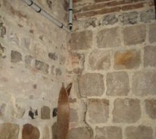 La pi&egrave;ce qui sera communicante avec le reste de la maison.on peut voir ici une belle fissure, mais rien de m&eacute;chant.