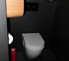 Coin wc dans la salle de bain enfants