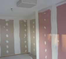 Le caisson autour du tuyau du poêle en attendant qu'on le pose