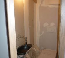 Les toilettes sous l'escalier