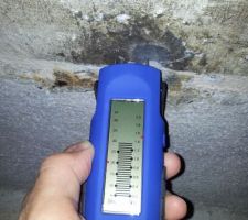 Test avec un capteur d'eau dans le mur de notre sous-sol...

Une belle tache rempli de sel... C'est que ça pousse l'eau derrière...