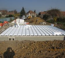 5 rangs de parpaings de VS mont&eacute;s et pr&eacute;paration de la dalle en cours