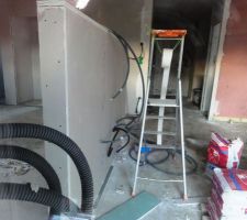 Le muret entre la cuisine et le salon va &ecirc;tre remplac&eacute; par plus solide.